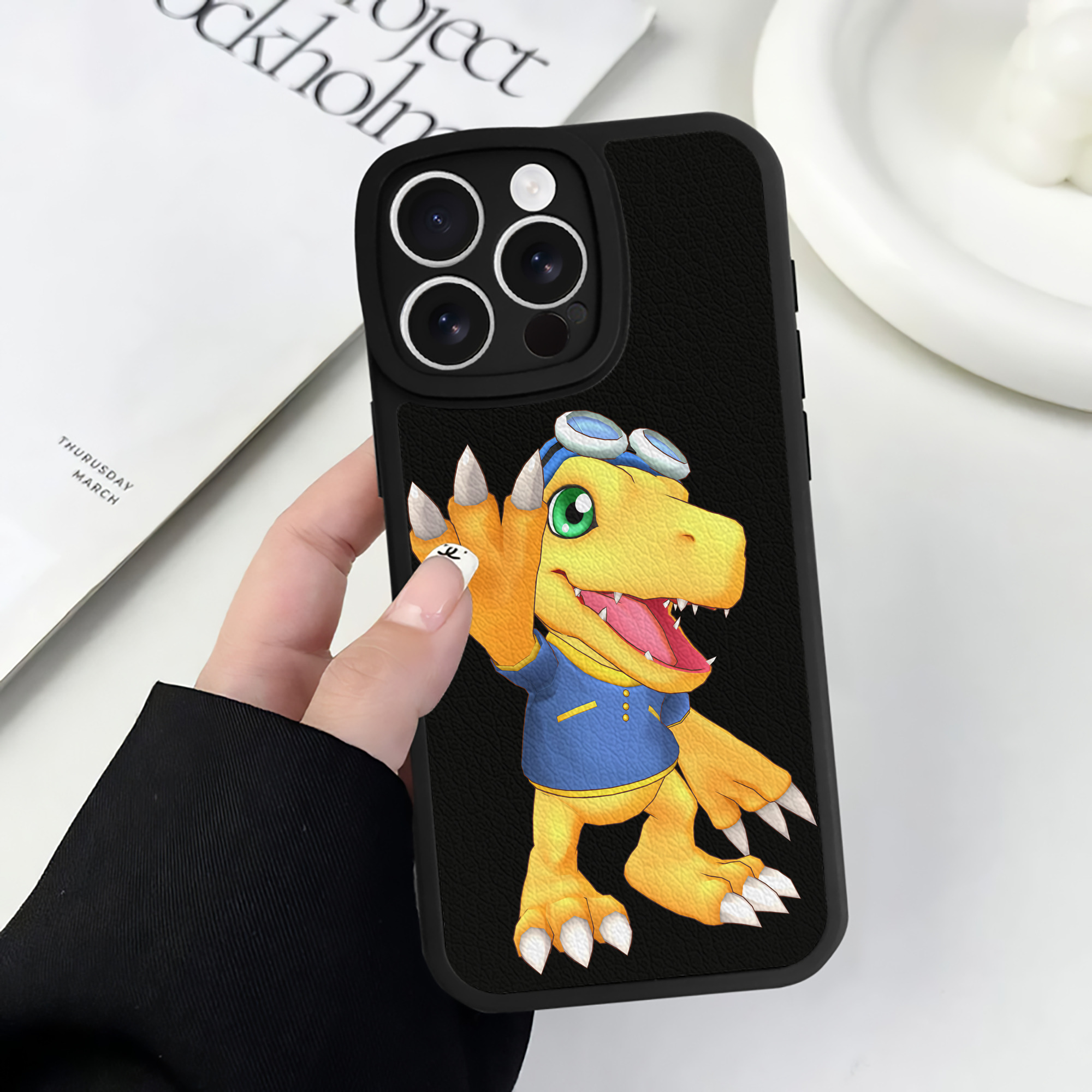 （画像用） Digimon デジタルモンスター/デジモン 【iPhone 16シリーズ対応】シリコンスマホケース（レザー調） 材質：シリコン